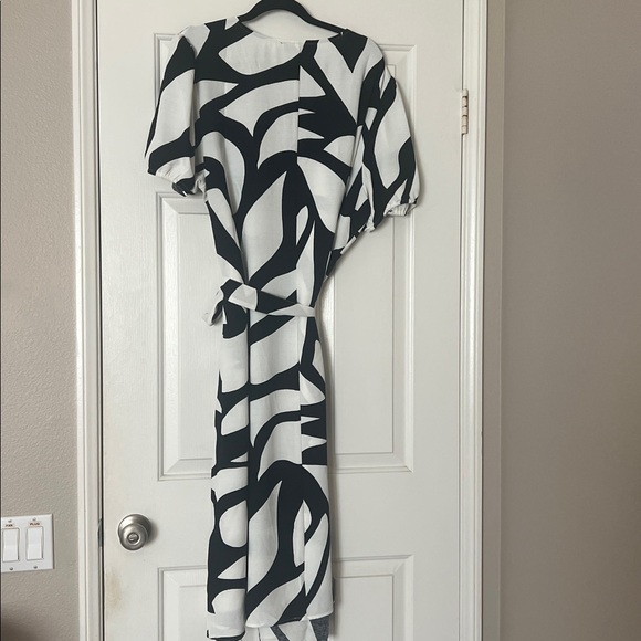 NWT black/white dress size 3X by Fred David. Wear straight or with tie. 26x46 - Picture 4 of 6
